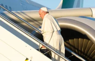 El Papa Francisco parte en el avión. Foto: L'Osservatore Romano 