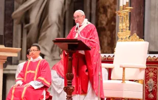 El Papa Francisco pronuncia la homilía en Pentecostés. Foto: Daniel Ibáñez / ACI PRensa 