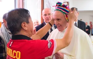 El Papa Francisco con el chullo que le obsequieron hoy. / Foto: L'Osservatore Romano 