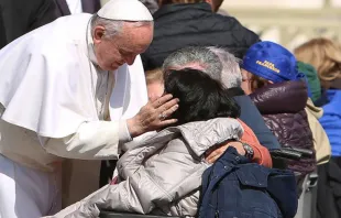 El Papa Francisco saluda y bendice a un grupo de pobres en el Vaticano. Foto: Daniel Ibáñez / ACI Prensa 