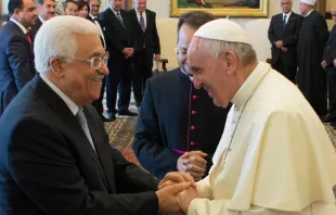 Mahmoud Abbas recibido por el Papa Francisco en el Vaticano esta mañana. Foto L'Osservatore Romano 