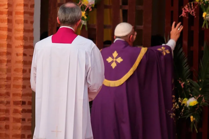 VIDEO: Papa Francisco, el primer Pontífice en abrir una Puerta Santa fuera de Roma