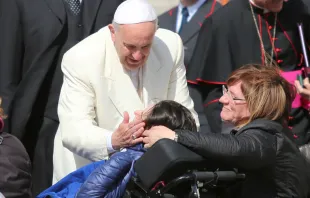 El Papa Francisco saluda a fieles en la Audiencia Jubilar. / Foto: Alexey Gotovskiy - ACI Prensa 