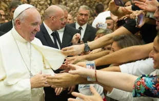 El Papa saluda a miembros de las Células Parroquiales de Evangelización. Foto: L'Osservatore Romano  