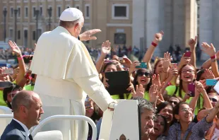 Papa Francisco saludando a los jóvenes en la Audiencia General / Foto: Daniel Ibáñez (ACI Prensa) 