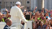 Papa Francisco saludando a los jóvenes en la Audiencia General / Foto: Daniel Ibáñez (ACI Prensa)