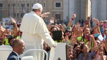 Papa Francisco saludando a los ju00f3venes en la Audiencia General / Foto: Daniel Ibu00e1u00f1ez (ACI Prensa)