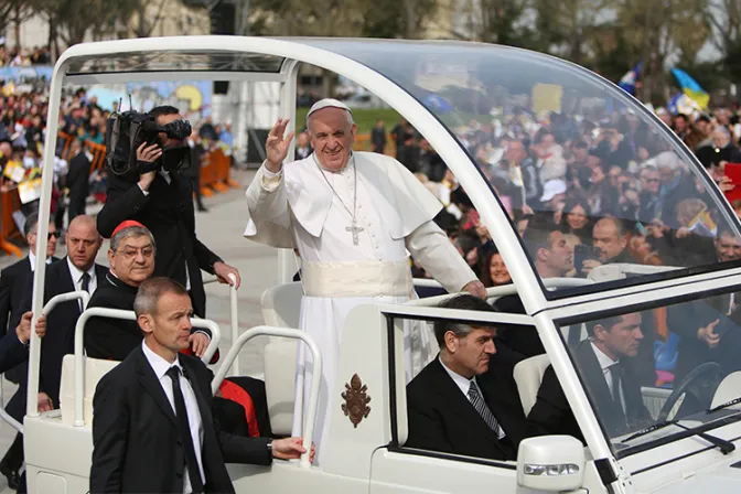 Embajador aclara rumores sobre posible visita del Papa a Chile