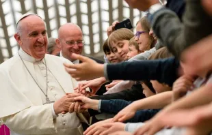 El Papa saluda a niños y jóvenes en el aula Pablo VI. Foto: L'Osservatore Romano 