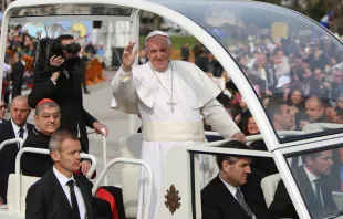 Foto : El Papa Francisco saludando a la gente / Crédito : Daniel Ibáñez (ACI Prensa)  Daniel Ibáñez (ACI Prensa)