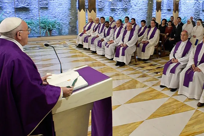 El Papa: Para conocer la historia de amor que Dios ha hecho miremos a Cristo en la Cruz