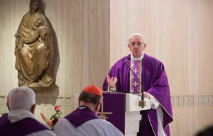 El Papa Francisco durante la Misa celebrada en la Casa Santa Marta. Foto: L'Osservatore Romano 