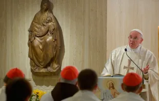 El Papa en la Misa en la capilla de la Casa Santa Marta. Foto: L'Osservatore Romano 