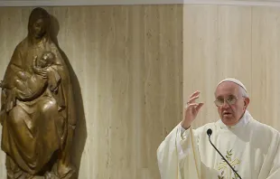 El Papa en la Misa en la Casa Santa Marta. Foto: L'Osservatore Romano 