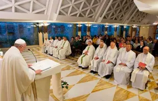 El Papa Francisco en la capilla de la Casa Santa Marta. Foto L'Osservatore Romano 
