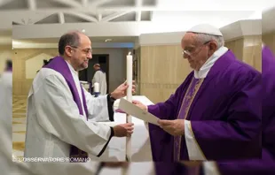 El Papa Francisco reza por la paz mundial en Santa Marta en ocasión del V centenario de Santa Teresa de Ávila. Foto L'Osservatore Romano 