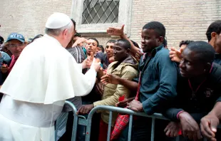 El Papa saluda a unos refugiados. Foto: L'Osservatore Romano 