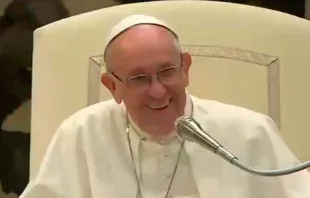El Papa Francisco bromea en la audiencia con la comunidad Shalom en el Vaticano. Imagen Captura Youtube 