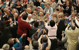 El Papa Francisco con miembros de la Vida Consagrada / Foto: Daniel Ibáñez (ACI Prensa) 