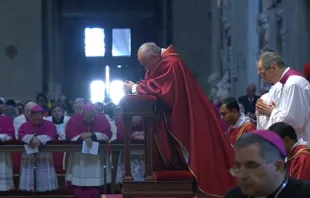 Papa Francisco en oficios de Viernes Santo. Foto: Captura de video / CTV. 