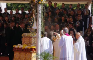 El Papa Francisco ante la Virgen de Caacupé en su santuario en Paraguay. Foto David Ramos / ACI Prensa 
