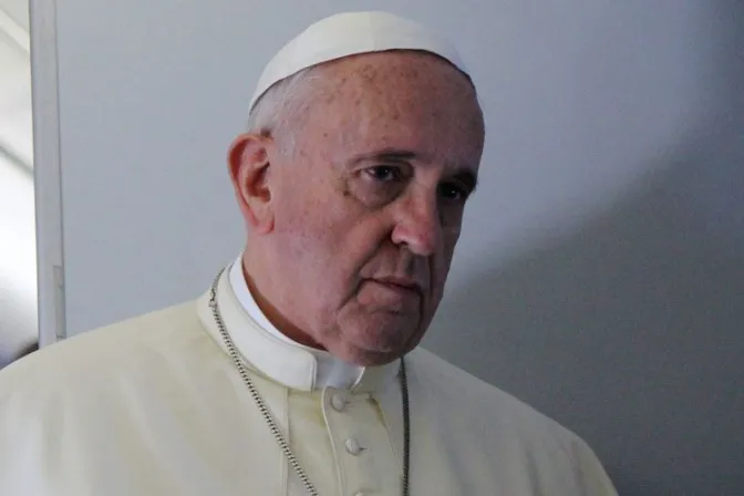 Papa Francisco: Quien habla de paz y trafica armas es un hipócrita