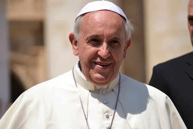El Papa Francisco felicita al nuevo Presidente de Francia por su investidura