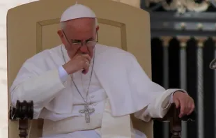 El Papa Francisco reza por las víctimas de la guerra. Foto: ACI Prensa 