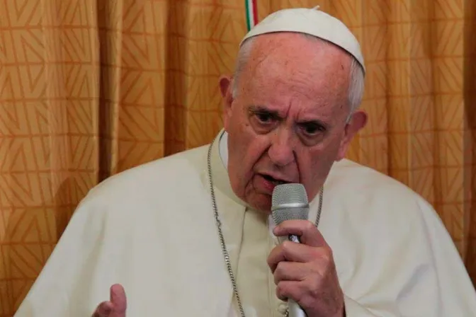 El Papa lamenta que existan familias que en la cena prefieran distraerse con el celular