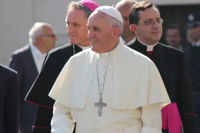 El Papa Francisco bendice cruz hecha con madera de barcazas de inmigrantes africanos