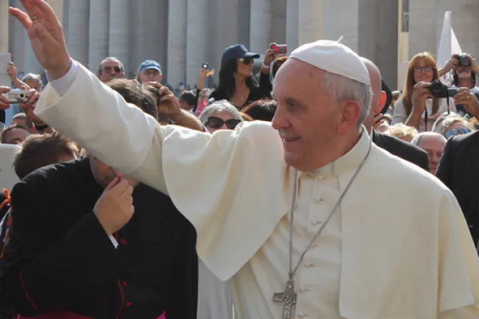 El Papa regala “Evangelio de bolsillo” y alienta a leer siempre la Palabra de Jesús