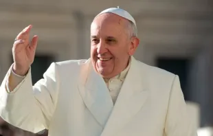 El Papa Francisco saluda a los fieles. Foto: L'Osservatore Romano 