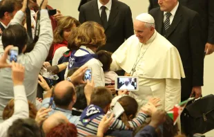 Imagen de archivo de una reunión del Papa con miembros de movimientos eclesiales. Foto: Daniel Ibáñez / ACI Prensa 