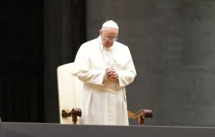 El Papa Francisco durante un momento de oración. Foto: ACI Prensa 