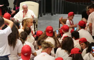 Papa Francisco con participantes del "Tren de los niños". Foto: Bohumil Petrik / ACI Prensa. 