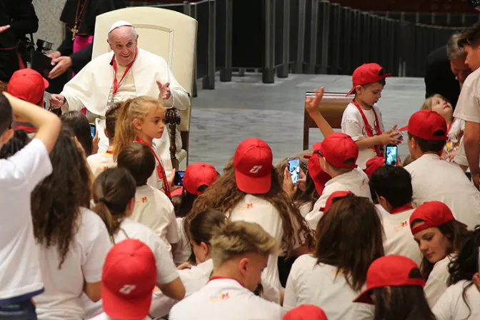 Papa Francisco a niños: Soñar abre las puertas de la felicidad