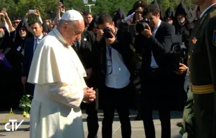 El Papa reza en silencio en el Memorial del genocidio armenio. Captura Youtube 