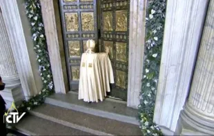 El Papa abre la Puerta Santa de la basílica de San Pedro el 8 de diciembre de 2015. Foto: Captura Youtube 