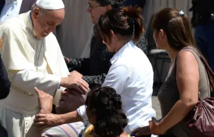 Francisco bendice a un enfermo en la Plaza de San Pedro. Foto: ACI Prensa 