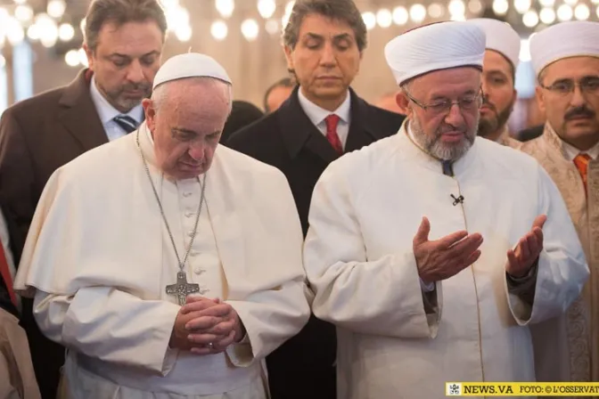 “¡Señor, acabemos con estas guerras!”, rezó Papa Francisco en la Mezquita Azul