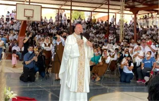 Mons. Franco Coppola en Misa en municipio de Aguililla. Crédito: Diócesis de Apatzingán. 