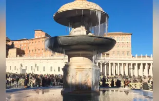Una de las fuentes de la Plaza de San Pedro con agua congelada por el intenso frío en Roma. Foto: Marco Mancini (ACI Prensa) 