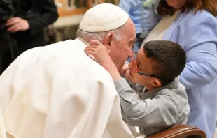 Niño de la Fundación "Madre de la Esperanza" saluda al Papa Francisco. Crédito: Vatican Media 