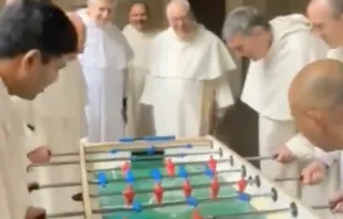 Torneo de futbolín entre monjes de Roma. Crédito: Captura de vídeo / Twitter. 
