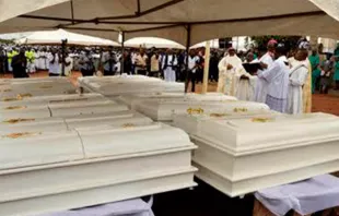 Féretros de los 68 cristianos asesinados entre mayo y junio de 2022 en Benue, Nigeria. Crédito: Diócesis de Makurdi 