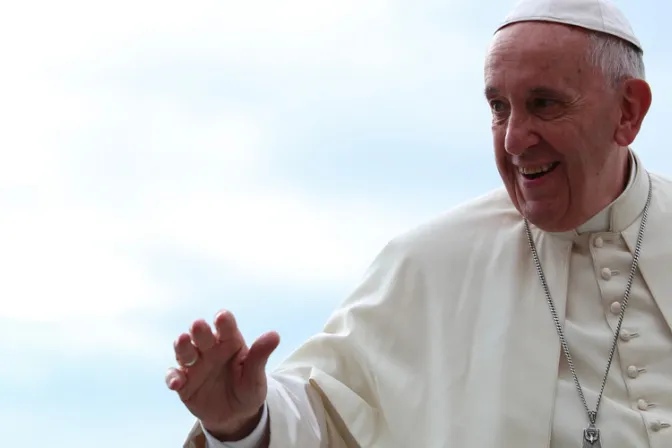 Papa Francisco denuncia a los que fabrican dioses a medida y sofocan la verdadera fe 