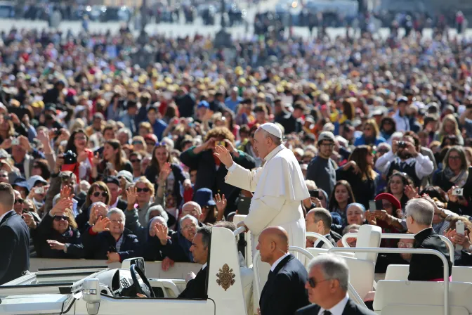 Papa Francisco: La mujer no es “réplica” del hombre y ambos son complementarios