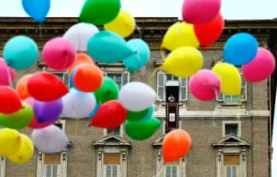 Los niños que participan en una iniciativa de Acción Católica ayudaron a soltar globos de colores al final del Ángelus el 30 de enero de 2022. |  / Crédito: Vatican Media 