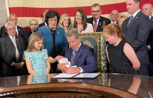 El gobernador de Nebraska, Jim Pillen, promulgó el 22 de mayo  una ley que prohíbe el aborto de 12 semanas y la cirugía de "cambio de sexo" en menores. Crédito: Twitter del Gobernador de Nebraska 