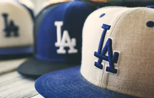 Una vista de una colección de gorras de béisbol de Los Angeles Dodgers de color azul. Crédito: The Image Party / Shutterstock. 